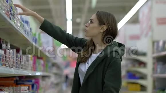 女性在大型超市购物视频的预览图