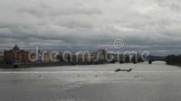 从查尔斯桥俯瞰布拉格天际线视频的预览图
