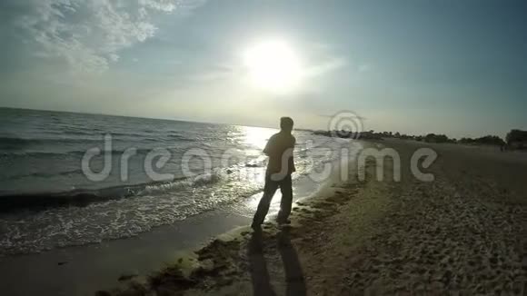 这个人正沿着海岸线慢跑视频的预览图