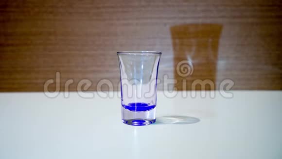 铅玻璃中充满蓝色液体视频的预览图