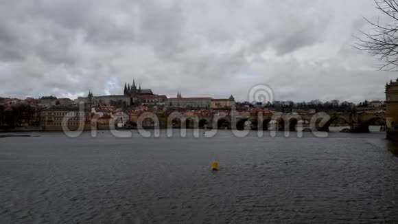 捷克共和国布拉格的一座风雨飘摇的城堡和查尔斯桥视频的预览图