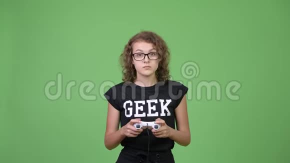 年轻漂亮的书呆子女人在玩游戏时戴眼镜视频的预览图