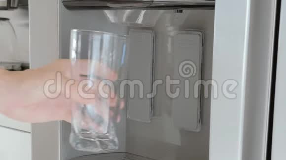 把冰箱门上的冰块倒入玻璃杯视频的预览图