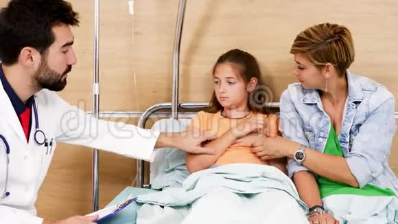 医生在医院里照顾少女视频的预览图