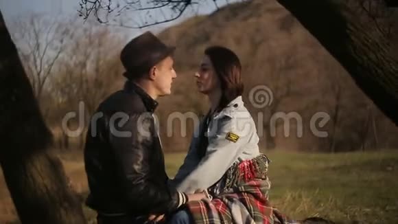 两个情人在大自然中在浪漫的气氛中在一起视频的预览图