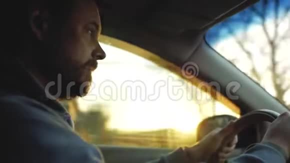 那个留着胡子和胡子的家伙正在日落时分开车视频的预览图