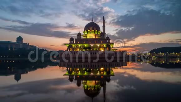 4K影院日出时间日落时普特拉清真寺的倒页视频的预览图