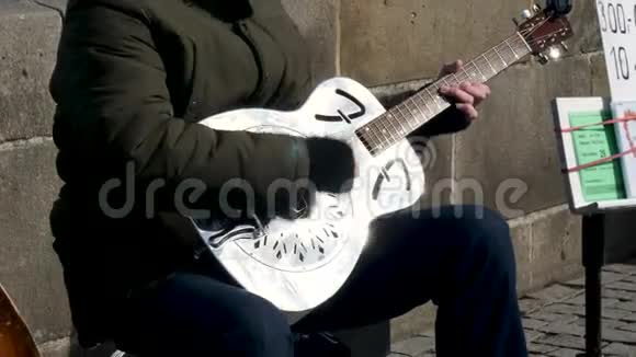 把一个弹吉他的人作为街头乐队的一部分视频的预览图