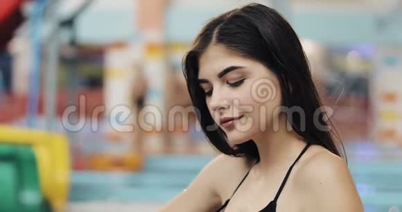 穿比基尼的美女在游泳池附近摆姿势穿着泳装和眼镜的时装模特女孩的肖像视频的预览图