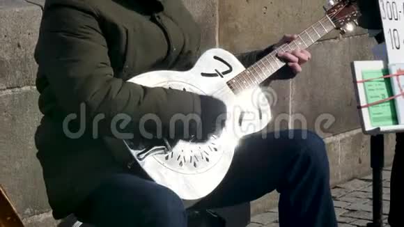 把一个弹吉他的人作为街头乐队的一部分视频的预览图
