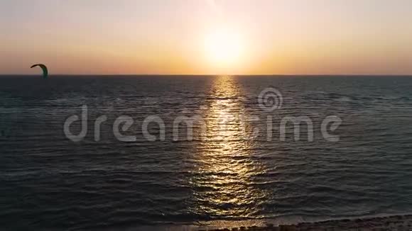 dron慢慢地来到海滩一个孤独的人在海边玩风筝视频的预览图