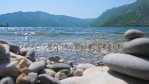 特写海浪和卵石视频的预览图