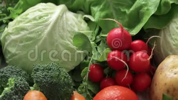 特写倾斜镜头的新鲜蔬菜放在一张桌子上架子集中视频的预览图