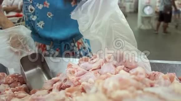 生鸡架当地农场的新鲜鸡肉它在超市里卖人们可以在早上买到视频的预览图