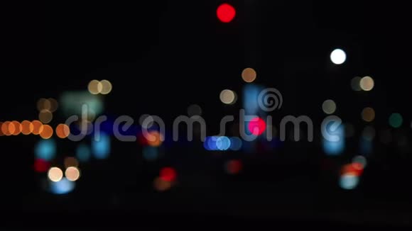夜晚美丽多彩的城市汽车和街道视频的预览图