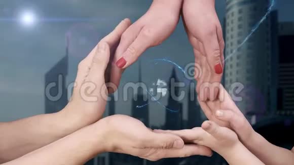 男人女人和孩子的双手展示了一个全息图智能城市视频的预览图