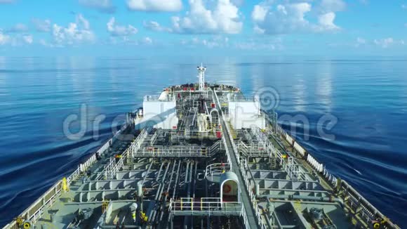 产品油轮在平静的蓝海中行驶视频的预览图