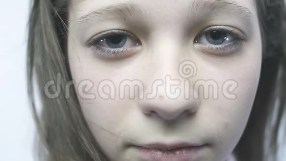 一个蓝色大眼睛的悲伤女孩的特写肖像视频的预览图