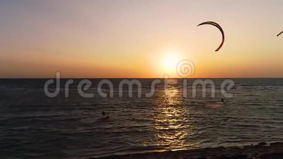 在海上与风筝爱好者配对放风筝训练游过海岸视频的预览图