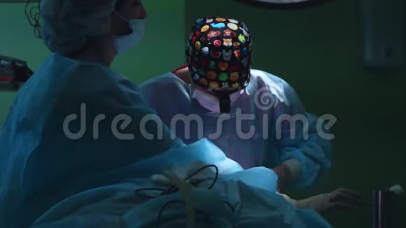 整容手术病人手术台手术室的特写镜头手术正在进行中视频的预览图