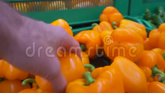 男士在超市挑选新鲜甜椒视频的预览图