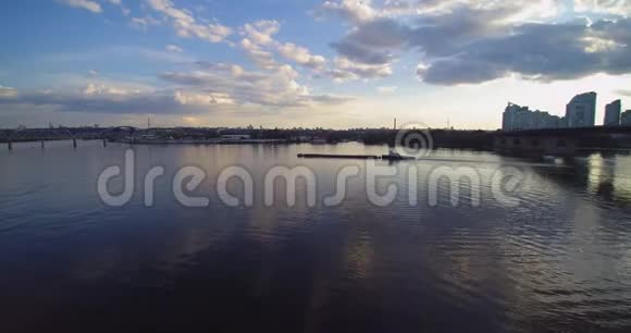 空中无人驾驶飞机在基辅DneprDnipro河上俯瞰乌克兰日落视频的预览图