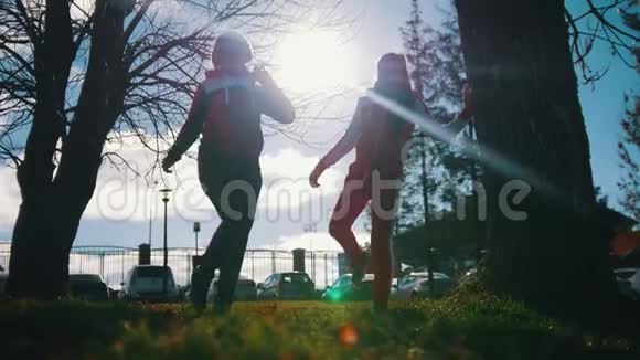 两个穿着运动服装的年轻女子正在公园里热身视频的预览图