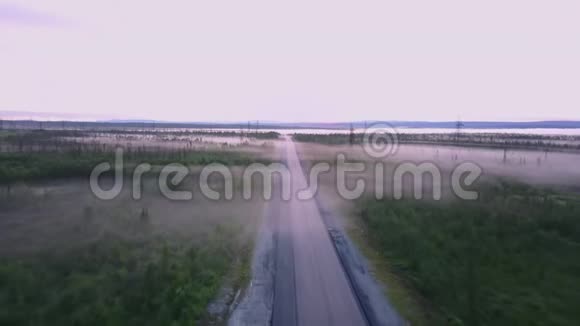 夏季俄罗斯北部森林道路空中拍摄视频的预览图
