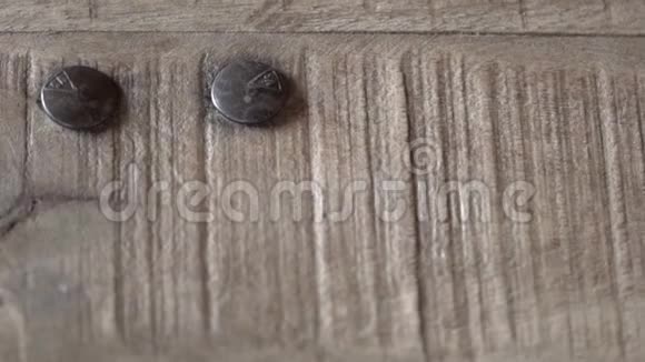 带螺栓的木材纹理背景特写视频的预览图