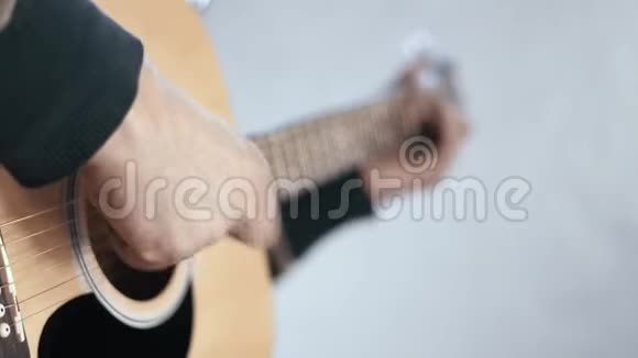 弹吉他的人把注意力从手到手的变化视频的预览图
