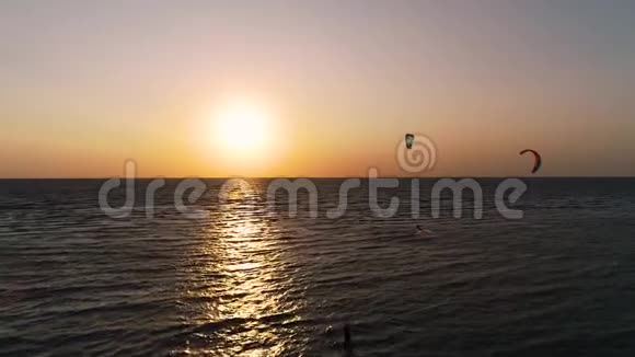 拍摄一群在日落时四处游荡的风筝视频的预览图