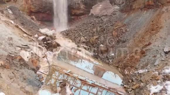 为岩石采石场提供空中服务脏水流掉下来地面上有旧垃圾污染环境视频的预览图