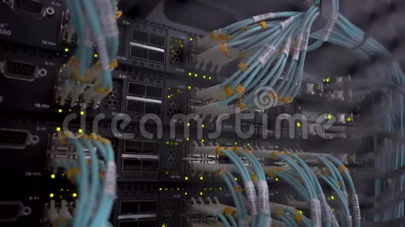 电信宽带光纤电缆数据中心架闪烁绿色LED灯视频的预览图