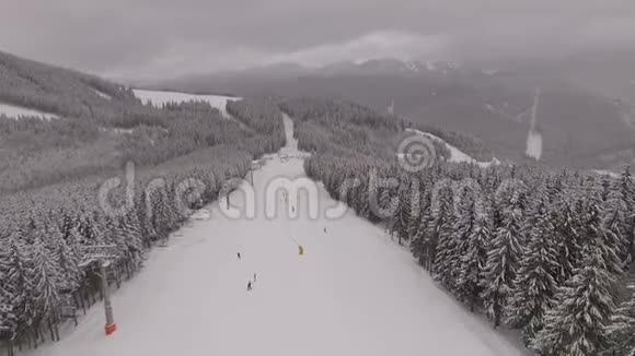 雪天滑雪场的空中射击视频的预览图