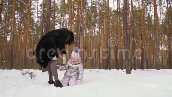 小女孩躺在雪地上慢动作视频的预览图