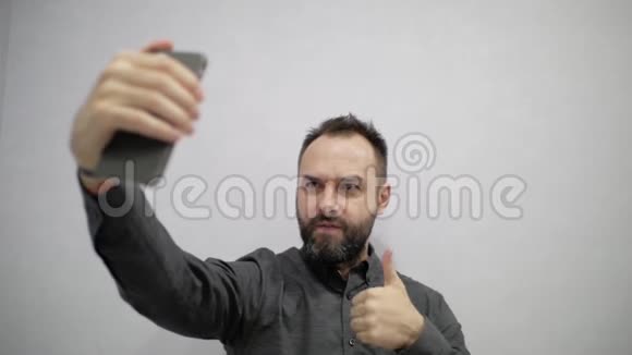 有胡子的男人在电话里自拍视频的预览图