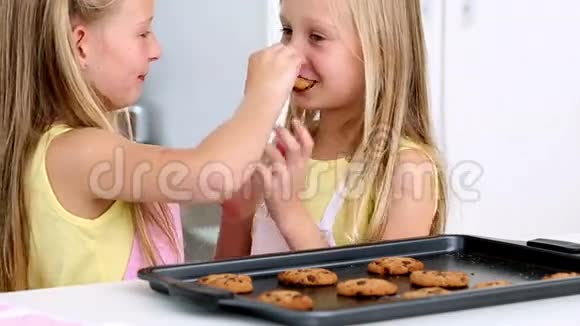 姐妹们互相喂新鲜饼干视频的预览图