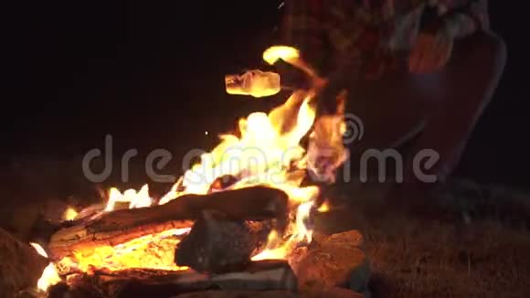 露营者在夜晚烤一个棉花糖慢慢地视频的预览图