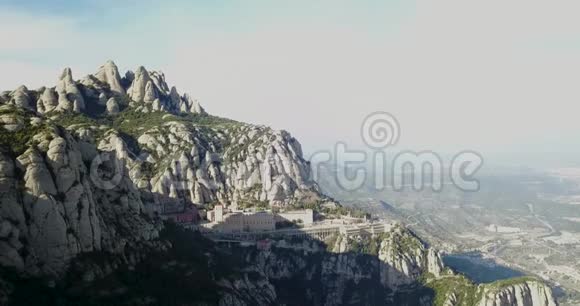 从山上的老寺院的顶部可以看到美丽的景色视频的预览图