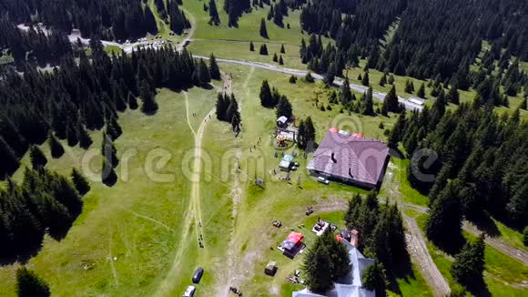 在夏季从位于保加利亚罗多普山的斯内赞卡塔上鸟瞰视频的预览图