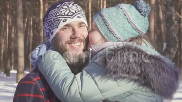 小女孩在冬天的森林里和父亲拥抱视频的预览图