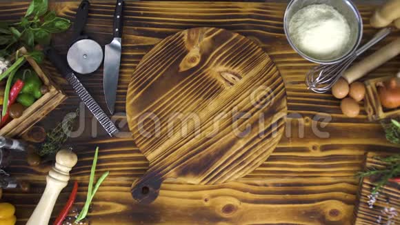 木制桌子有蔬菜和食物可供烹饪顶部观看生鸡片落在木板上煮视频的预览图