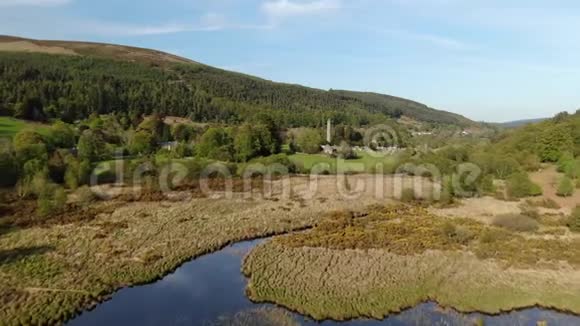 乘坐无人机飞越爱尔兰著名的地标视频的预览图