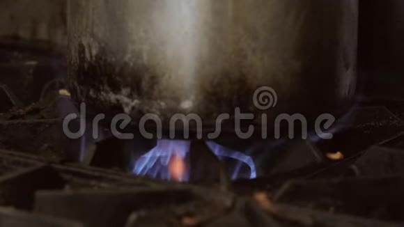 慢动作的蓝色火焰的炉子上的锅视频的预览图