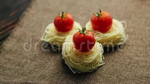 加西红柿的意大利面条视频的预览图