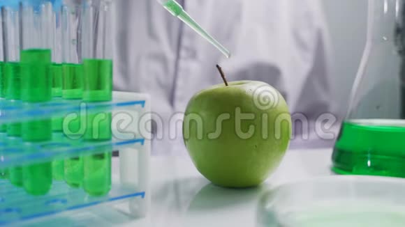 绿色苹果餐桌科学家检查食品质量营养研究视频的预览图