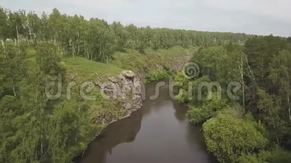 雷河森林航空相机低空飞过雷河平静的水面穿过一片茂密的绿色森林视频的预览图
