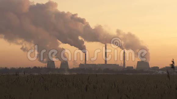 日落时分发电厂的烟囱空气污染概念视频的预览图