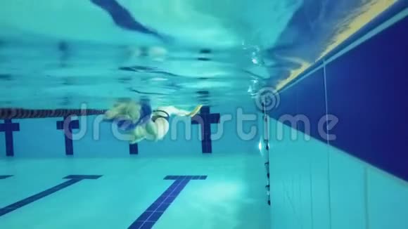 高级妇女在游泳池里用特殊设备游泳水下视频的预览图