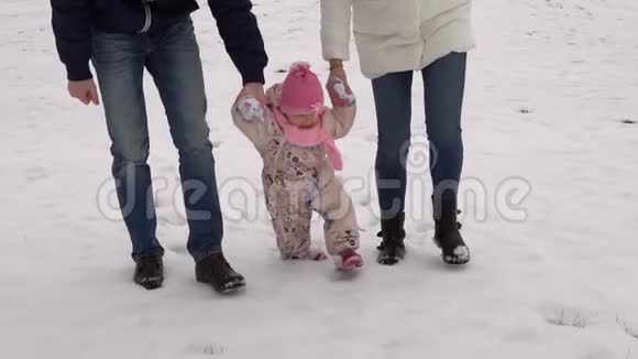 爸爸妈妈被教导在雪地里走我的女儿冬季家庭步行视频的预览图